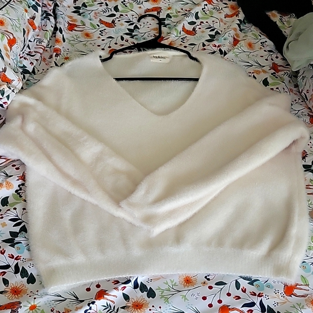 Ivy & Leo Cream Fuzzy Sweater Size Medium/Large
